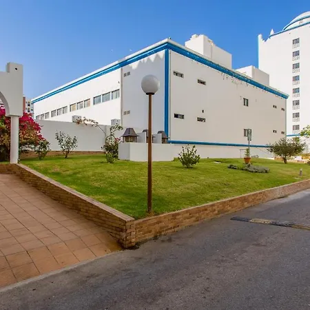 Lovelystay - Sunny Apartment In Praia Da Rocha