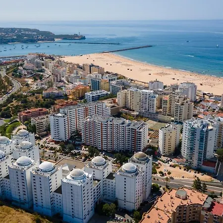 Lovelystay - Sunny Apartment In Praia Da Rocha Apartament